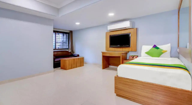 Fabhotel Cruz Royale