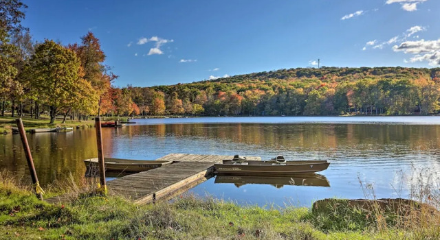 Коттедж Walk to Lake & Beach: Pocono Cabin w/ Fire Pit
