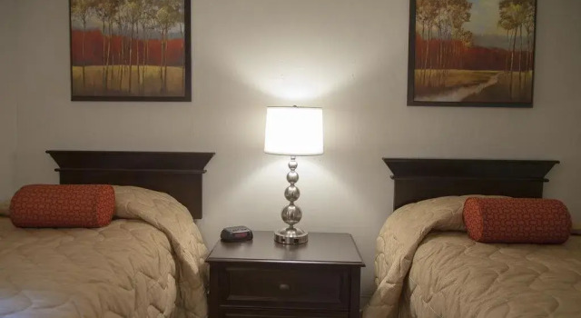 Mountainside Resort: K105, Varaa Hotelli Hotellit New England uima-altaalla, Uima-allas