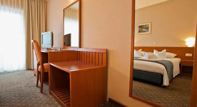 Pinia, Varaa Hotelli Hotellit Kvarner Islands uima-altaalla, Uima-allas