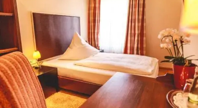 Hotel Löwen, Забронировать Отель Эггенштайн-Леопольдсхафен Баден-Вюртемберг