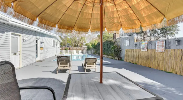 Коттедж Fort Walton Home w/ Shared Pool - 2 Mi to Beach!