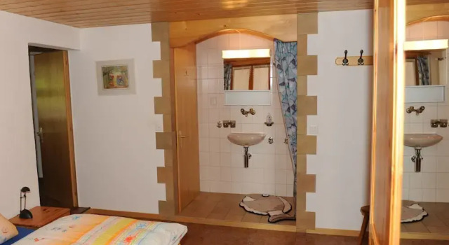 Spacious Apartment in St Niklaus near Mattertal Ski Area, Boek Appartement  