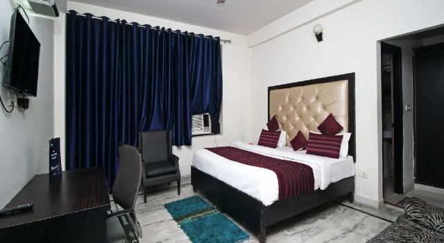 OYO 9069 Hotel WP 13, Забронировать Отель Нойда штат Уттар-Прадеш