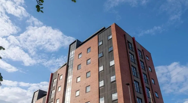 Cosy Central 3 Bed Property w/ Balcony - Sleeps 6