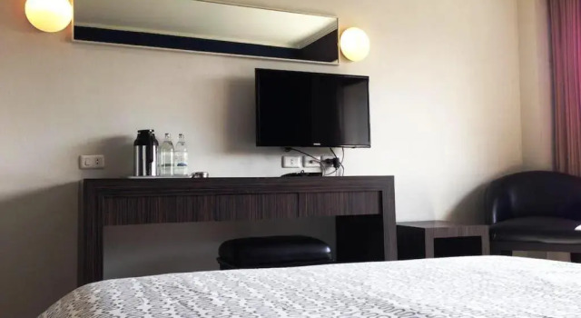 Трёхместный номер Standard с балконом White Palace Bangkok
