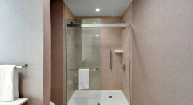 Двухместный люкс с 2 комнатами Embassy Suites by Hilton Jonesboro Red Wolf Convention Center