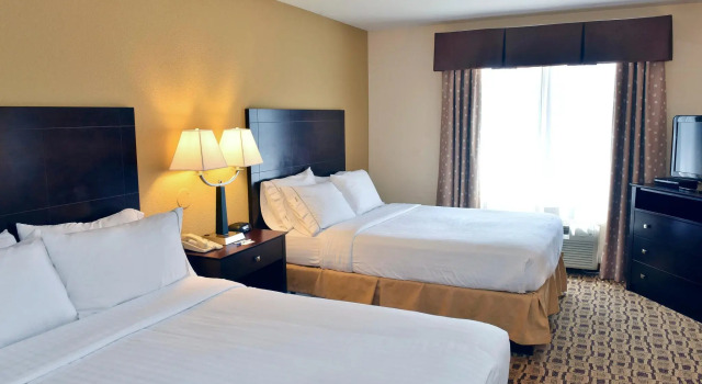 Четырёхместный люкс Holiday Inn Express Boonville by IHG