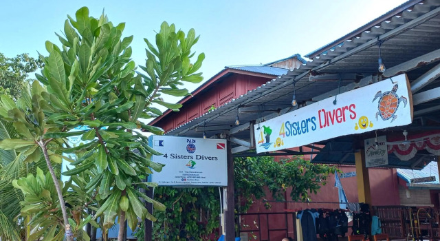 4 Sisters Divers, Book Hotel Hotels in Sulawesi with Parking, Parking
