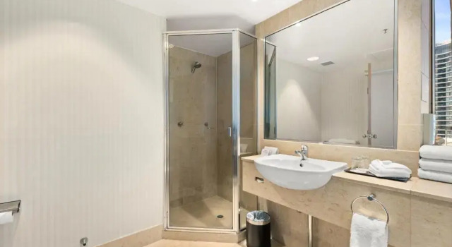 Четырёхместный номер Standard с видом на океан Crowne Plaza Surfers Paradise by IHG