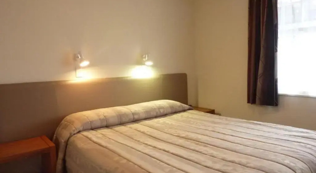 Апартаменты Colonial Inn Motel