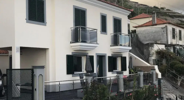 House With 3 Bedrooms in Câmara de Lobos, With Wonderful sea View, Furnished Terrace and Wifi - 200 m From the Beach, Boek Vakantiehuis Câmara de Lobos Madeira