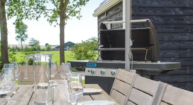 Коттедж Luxury с 4 комнатами Atmospheric Villa With Nice Garden, in a Holiday Park at the Water in Friesland