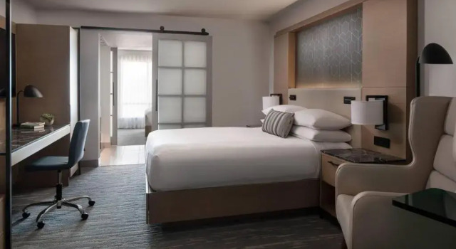 Двухместный полулюкс с видом на город Vancouver Airport Marriott Hotel