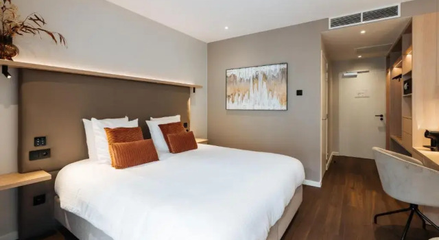 Двухместный номер Deluxe с балконом The CORNR Hotel