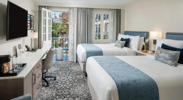 Четырёхместный номер Standard с балконом и с видом на внутренний двор Four Points by Sheraton French Quarter