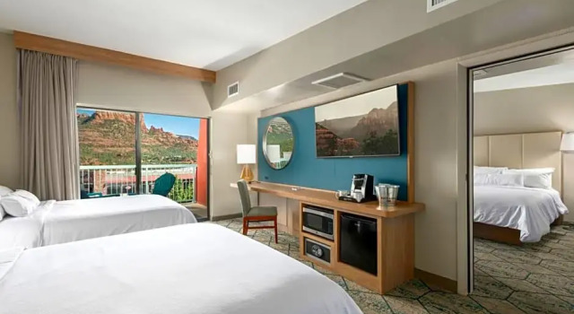 Четырёхместный номер Standard с балконом Matterhorn Inn