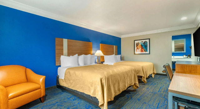 Четырёхместный номер Standard Quality Inn & Suites Vacaville