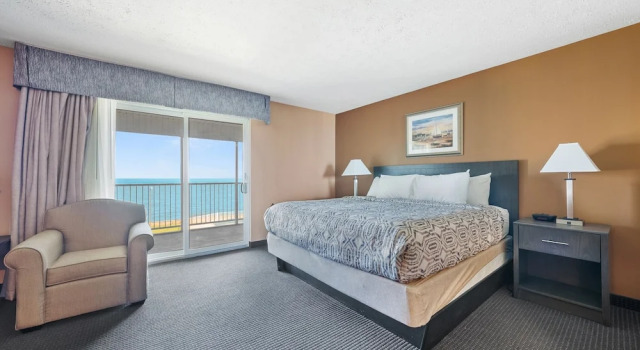 Двухместный люкс с балконом и с видом на озеро Bayshore Resort Downtown Put-in-Bay Island