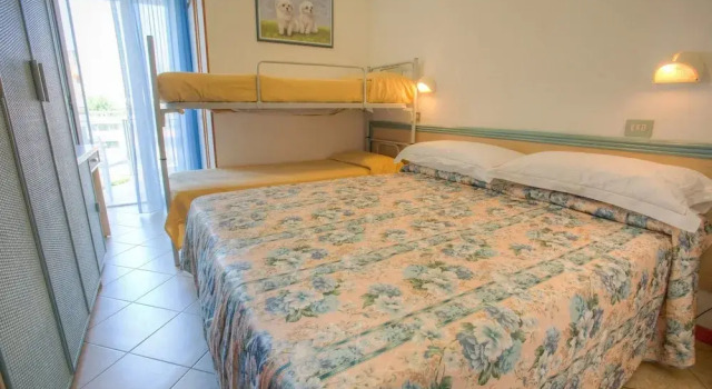 Четырёхместный номер Standard с балконом Hotel Tabor