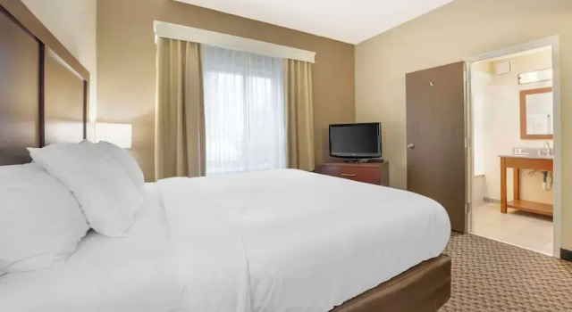 Двухместный люкс с 2 комнатами Comfort Inn & Suites Johnstown - Richland Town Center