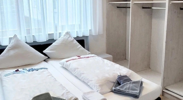 Шестиместные апартаменты Deluxe с балконом Hotel Hellers Twenty Four II -24h-Check-In