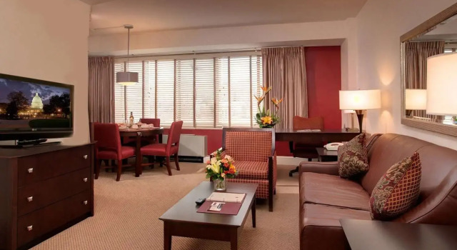The Virginian Suites, an Ascend Collection hotel, Забронировать Отель Отели Арлингтон с бассейном, рядом с Women in Military Service for America Memorial, Бассейн