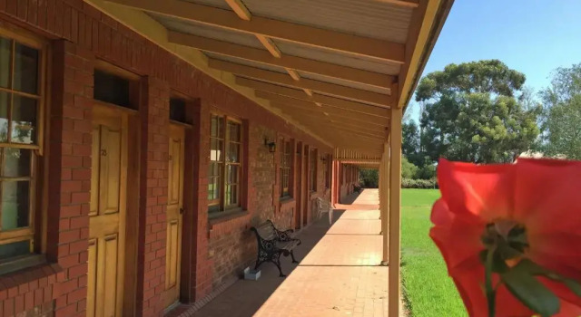 Трёхместный люкс с видом на сад Coonawarra Place Motor Inn