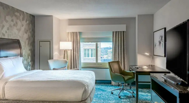 Четырёхместный номер Premium Hilton Garden Inn Bethesda Downtown