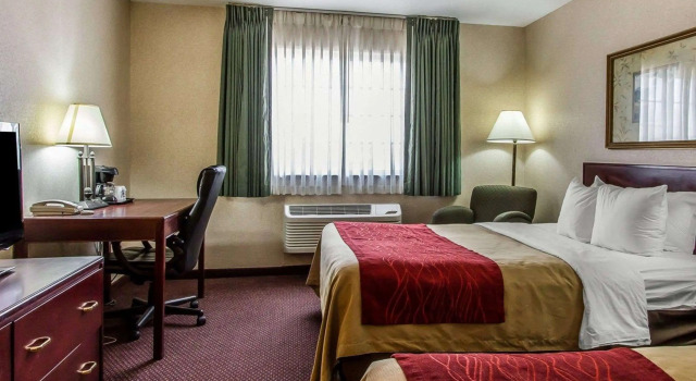 Четырёхместный номер Standard Quality Inn & Suites Fort Madison near Hwy 61
