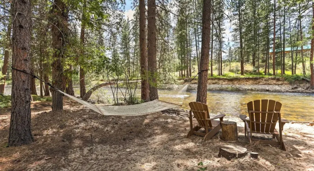 Riverside Winthrop Chalet w/ Hot Tub & 2 Decks!, Buchen Sie Chalet Winthrop Washington (state)