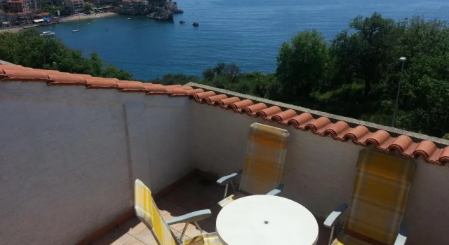 Четырёхместный номер Standard с балконом и с видом на море Villa Sara Guesthouse
