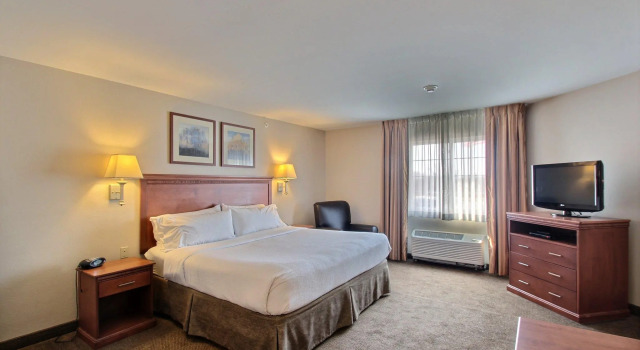 Двухместный люкс c 1 комнатой Candlewood Suites Milwaukee Airport by IHG