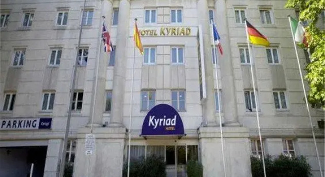Кровать в общем номере Kyriad Hotel Montpellier Centre Antigone