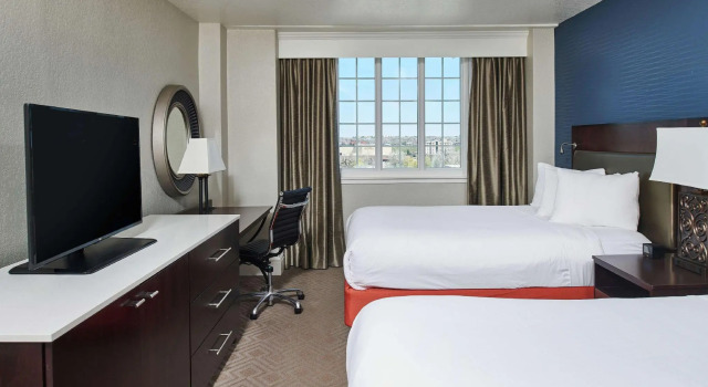 Четырёхместный номер Standard Hotel Alex Johnson Rapid City, Curio Collection by Hilton