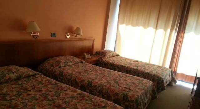 Трёхместный номер Standard с балконом Charles Hotel