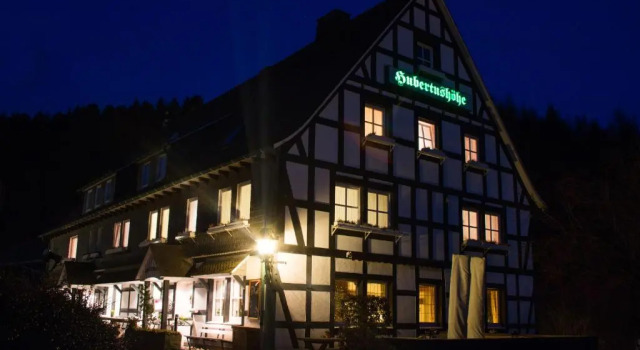 Hotel & Gasthof Hubertushöhe - Ihr Hotel für Urlaub mit Hund, Забронировать Отель Латроп Шмалленберг