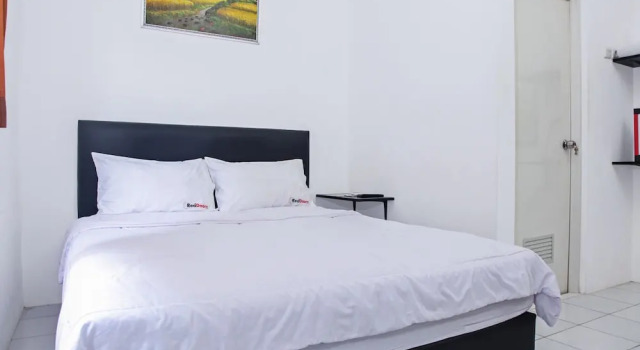 Standart oda RedDoorz near Pantai Ria Kenjeran