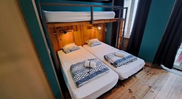 Кровать в общем номере Sardines and Friends Hostel 04