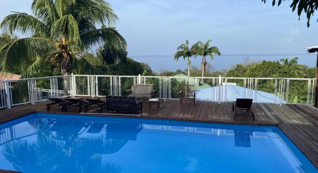 Maison de 2 chambres a Pointe Noire a 150 m de la plage avec vue sur la mer piscine partagee et jardin clos, Varaa Hotelli Pointe-Noire Basse-Terre