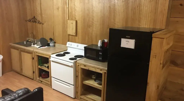 Четырёхместный номер Deluxe с красивым видом из окна Whispering Creek Lodging & RV Resort