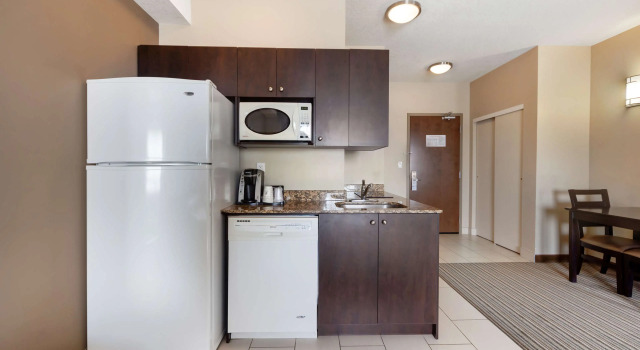 Четырёхместный люкс с 2 комнатами Best Western Plus Peace River Hotel & Suites