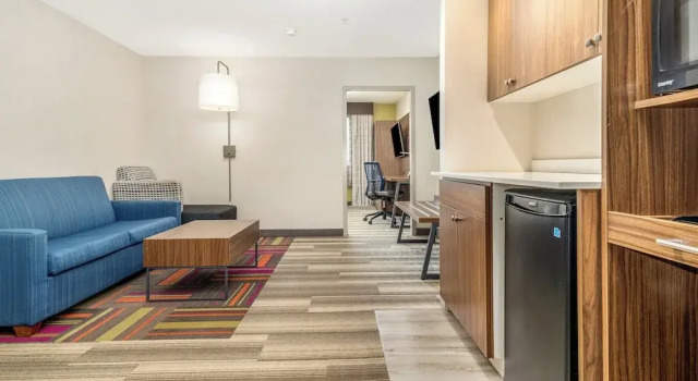 Люкс c 1 комнатой Holiday Inn Express & Suites Medicine Hat by IHG