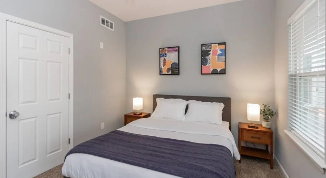 Beautiful 3BR2BA CozySuites |7 min to Lucas Oil, Prenota Hotel Hotel a Indiana con parcheggio, Parcheggio