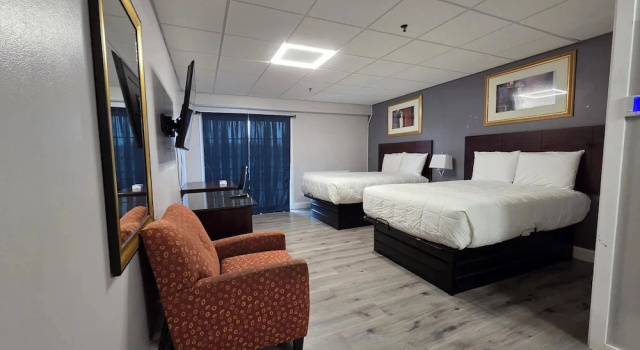 Четырёхместный номер Deluxe с балконом Saffron Inn