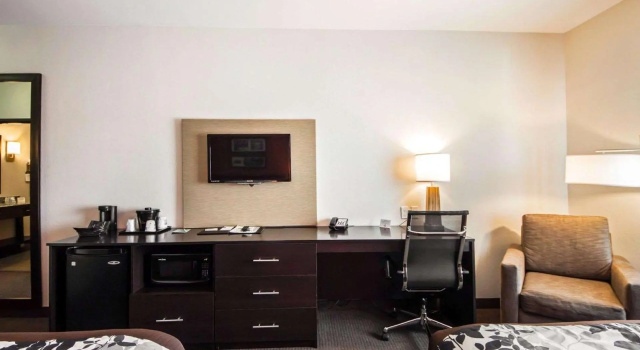Четырёхместный номер Standard Sleep Inn & Suites Hennessey