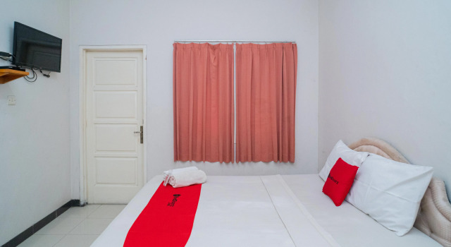 Camera Standard RedDoorz near Rumah Sakit Baptis Kediri
