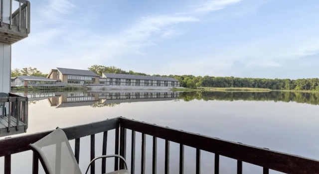 Четырёхместный номер Standard с балконом и с видом на озеро Waterbird Lakeside Inn