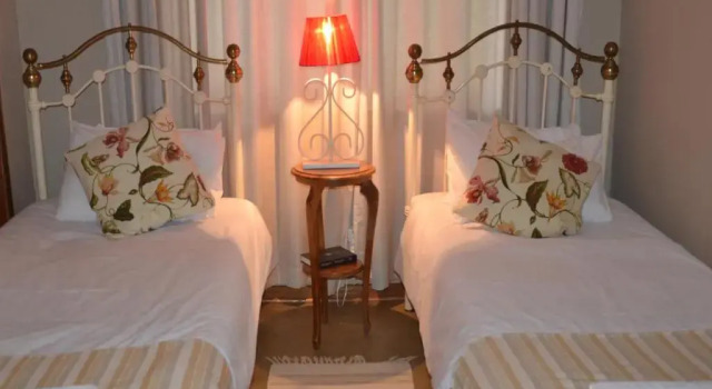 Коттедж с 3 комнатами Stoep Cafe Guest House