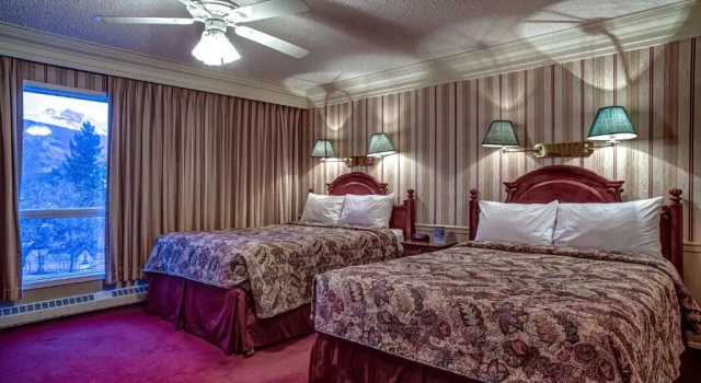 Четырёхместный номер Standard Athabasca Hotel
